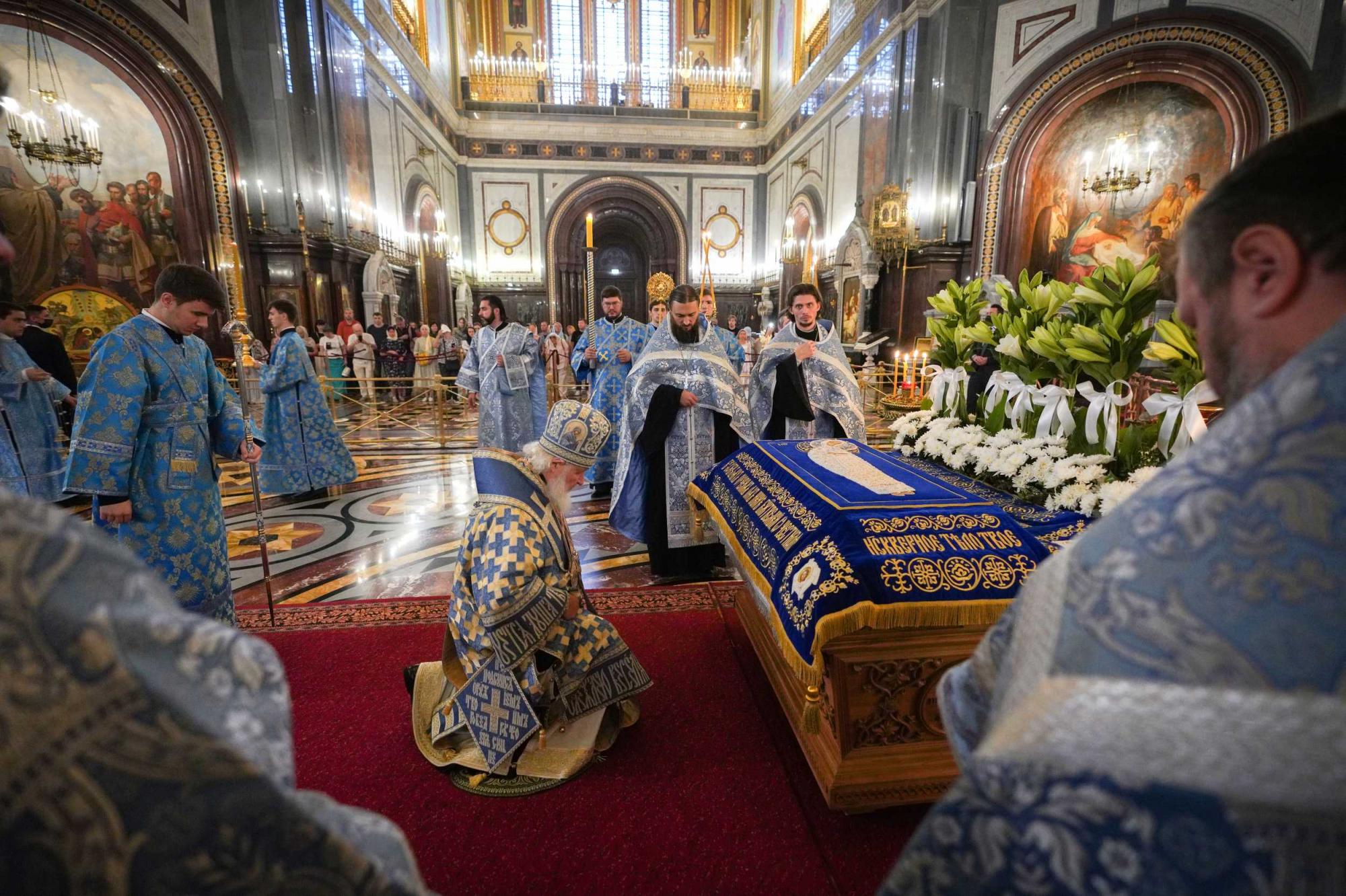 Богослужение в храме сегодня прямая трансляция. Отпевание в храме Христа Спасителя. Чин погребения Плащаницы крестный ход. Утреня с чином погребения Христа Спасителя.