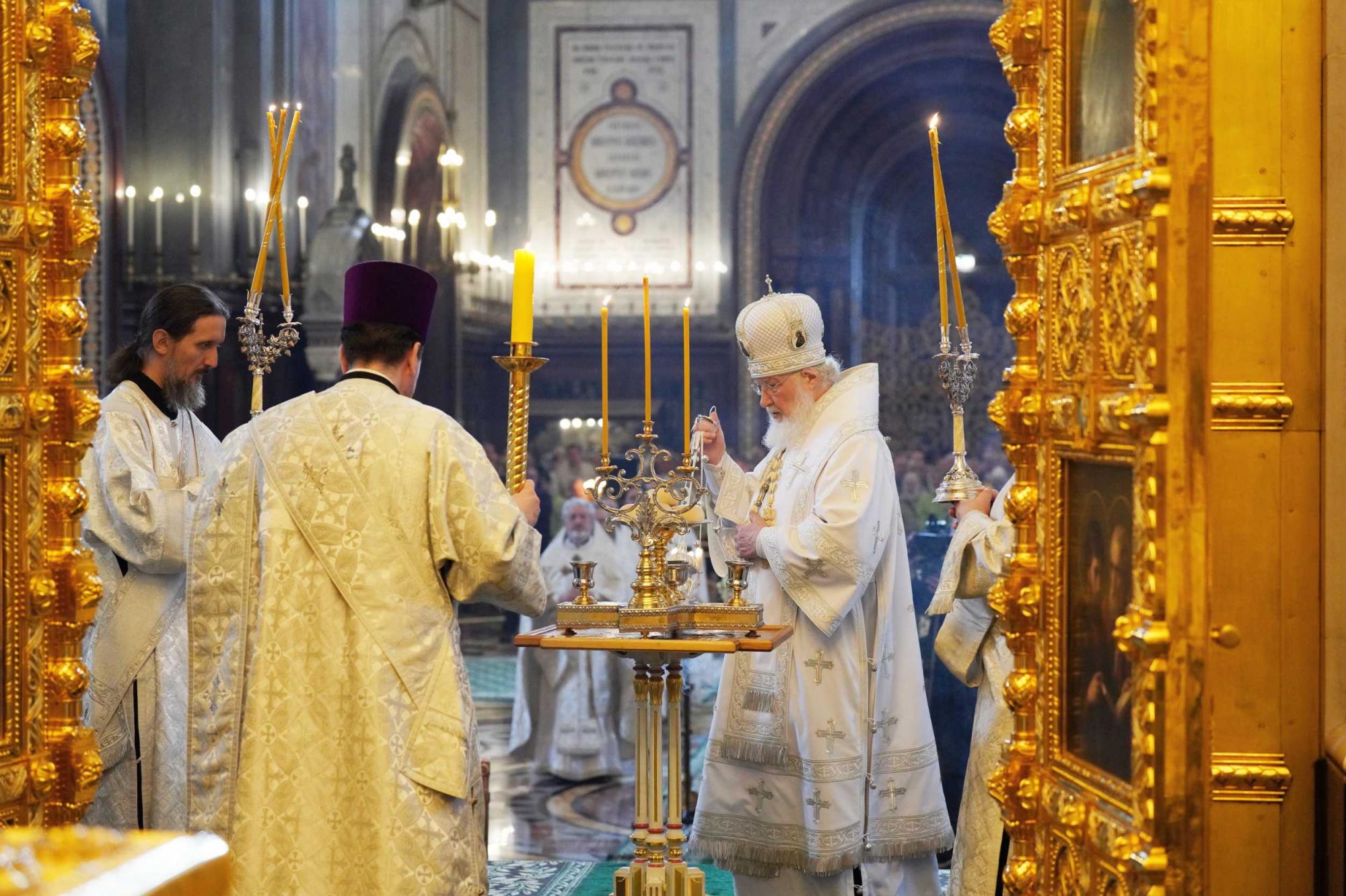 Пасхальная служба в храме Христа Спасителя