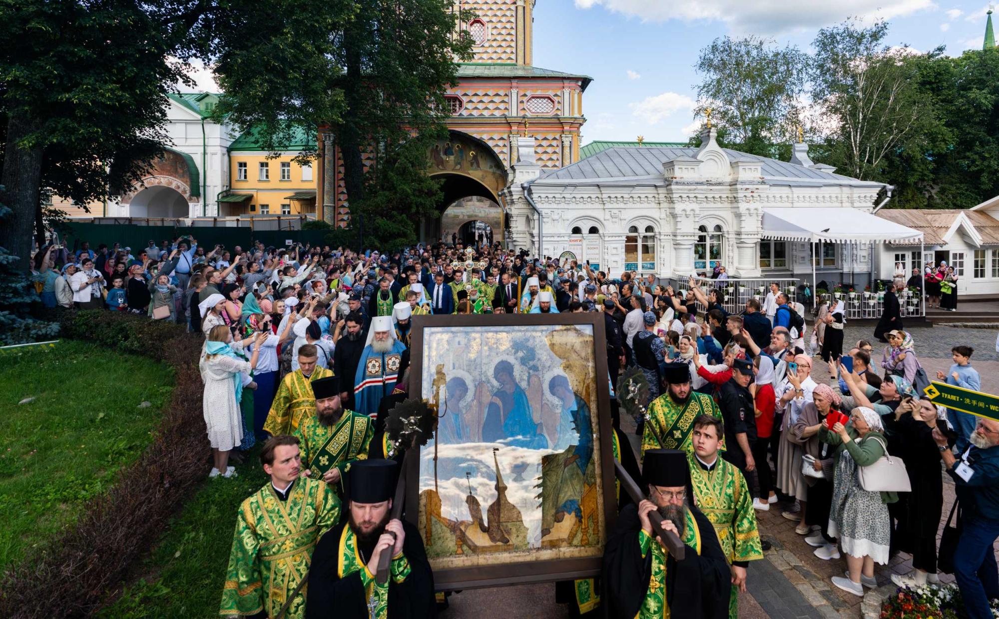 Святейший Патриарх Кирилл возглавил принесение иконы Святой Троицы,  написанной преподобным Андреем Рублевым, в Троице-Сергиеву лавру и совершил  в обители всенощное бдение - Всемирный Русский Народный Собор