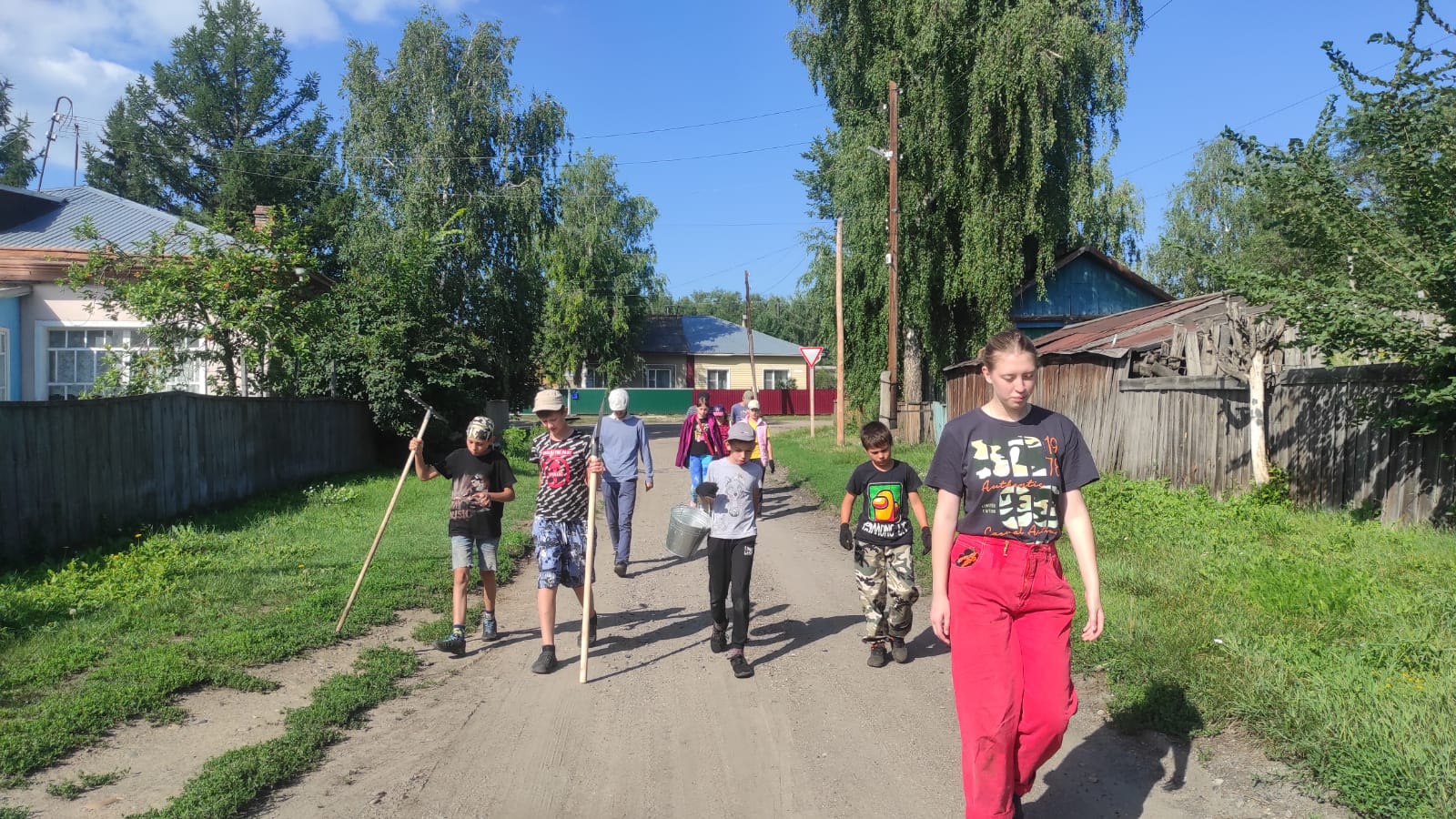 Усть пристань храм село люди. В селе. Село летом. Русское село.