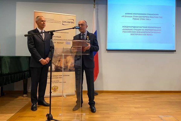 Посол РФ в Греции А.М. Маслов вручает награду Ф.Д. Игнатиадису_.jpg