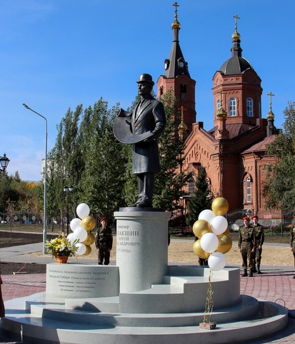 Памятник основателю зауральской промышленности Сергею Балакшину_.jpg