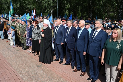 В День Воздушно-десантных войск митрополит Александр совершил заупокойную литию и принял участие в торжественном мероприятии