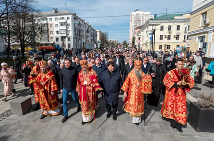 По улицам Белгорода прошел традиционный пасхальный крестный ход