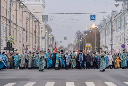 В День народного единства общегородской крестный ход с мощами святого Георгия и Казанской иконой объединил в соборной молитве об Отечестве жителей Твери