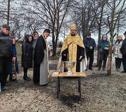 Протоиерей Максим Смирнов совершили чин великого освящения воды на озере «Горячка»