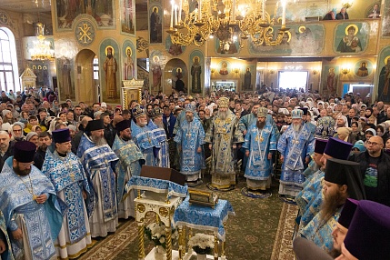 В Новосибирске торжественно встретили Пояс и Казанскую икону Божией Матери