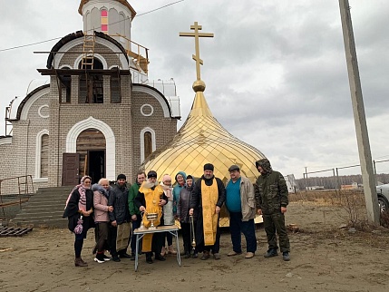 Состоялось освящение накупольного креста для храма в честь святой мученицы Ларисы Готфской