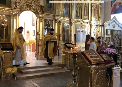 Передача мощей прошла на молебном пении в Никольском храме Барнаула. Возглавил богослужение ключарь храма иерей Дионисий Рейм, в сослужении настоятеля Георгиевского храма Новоалтайска иерея Михаила Ралдугина и клирика Никольского храма иерея Тимофея Самод