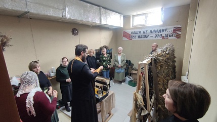 Секретарь Екатеринодарского отделения ВРНС освятил место плетения маскировочных сетей и оказал благотворительную поддержку волонтерам-прихожанам