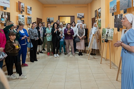 При поддержке Синодального отдела по благотворительности в Переславле-Залесском открылась фотовыставка о мирных жителях Донбасса