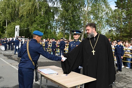 Священник поздравил первокурсников военного вуза в Челябинске с принятием присяги