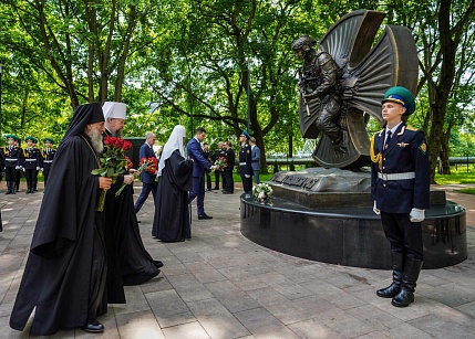 Святейший Патриарх Кирилл в Калининграде возложил цветы к мемориалу погибшим сотрудникам спецслужб