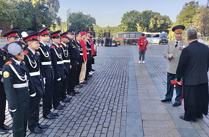 В День офицера и День суворовцев, нахимовцев и кадет, состоялась церемония возложения цветов к захоронениям у Кремлевской стены