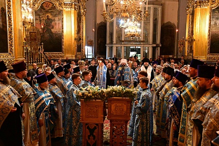 Архиереи Смоленской митрополии совершили Литургию в Свято-Успенском кафедральном соборе