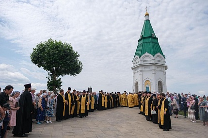 Более 2 тысяч человек во главе с митрополитом Пантелеимоном прошли крестным ходом со святыми мощами Сергея Радонежского по Красноярску