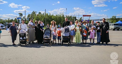 Семьи священников Якутской епархии приняли участие в шествии-параде ко Дню семьи, любви и верности