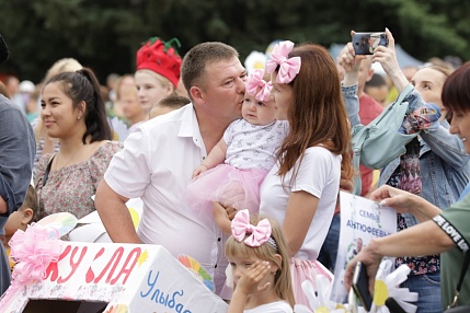 Более 200 тысяч человек более чем в 100 городах России приняли участие во Всероссийском параде семьи