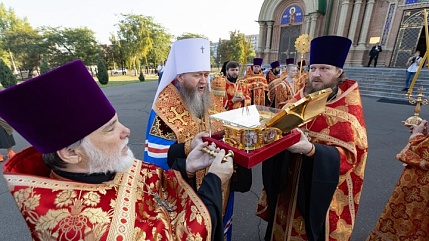 ВСЕРОССИЙСКИЙ МОЛЕБЕН О ПОБЕДЕ: НАРОДНЫЕ РЕСПУБЛИКИ ДОНБАССА ПОКЛОНИЛИСЬ ГЕОРГИЮ ПОБЕДОНОСЦУ