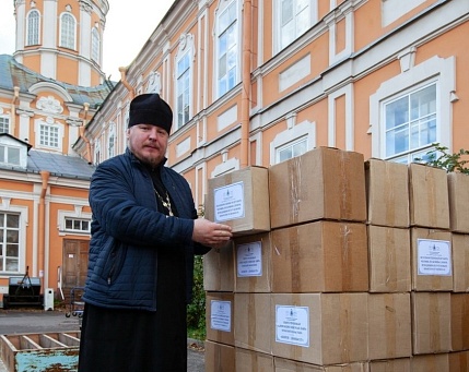 Александро-Невская лавра поддержала гуманитарный проект «Книги Донбассу»