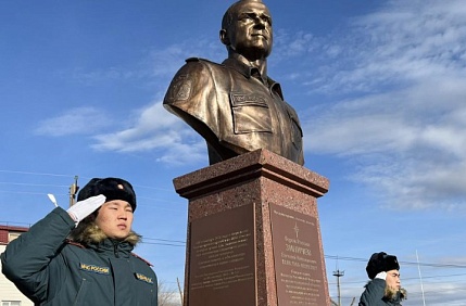 В Калмыкии открыли первый в стране памятник-бюст Евгению Зиничеву