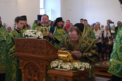 Владыка Савва возглавил встречу ковчега с частицей мощей преподобного Сергия Радонежского и вечернее богослужение в кафедральном соборе 