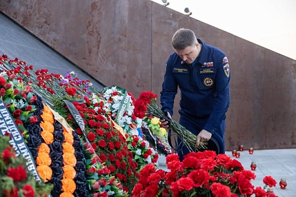 Добровольцы РТУ МИРЭА и ВСКС возложили цветы у Ржевского мемориала Советскому солдату