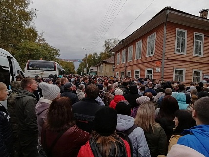 В храмах Великоустюжской епархии совершаются молебны о военнослужащих и мире на Руси