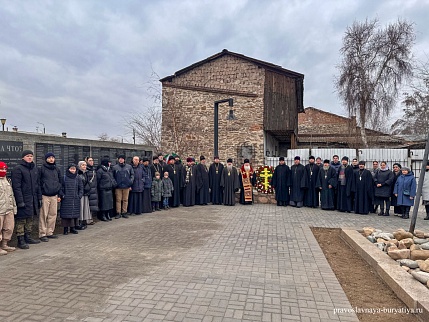 В день памяти жертв политических репрессий в Улан-Удэ митрополит Улан-Удэнский и Бурятский  Иосиф  вознес особую молитву о всех православных христианах в годину гонений за веру Христову пострадавших, умученных и убиенных.