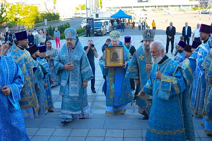 Чудотворную Казанскую икону Божией Матери встретили в столице Приморья