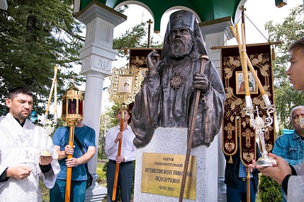 В Южно-Сахалинске установлен памятник равноапостольному Николаю Японскому