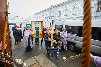 В Введенский кафедральный собор столицы Чувашии принесена великая святыня Крест-мощевик с частицей Ризы Господней и ковчег с частицей мощей святой Матроны Московской