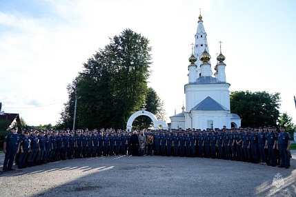 Курсанты Ивановской пожарно-спасательной академии посетили храм в Михайловском