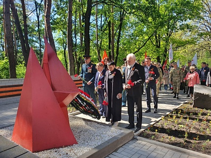 Накануне Дня Победы прошли церемонии возложения цветов в городе Курске