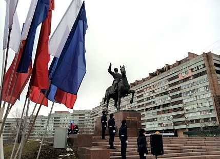 Луганчане возложили цветы к памятнику Ворошилову