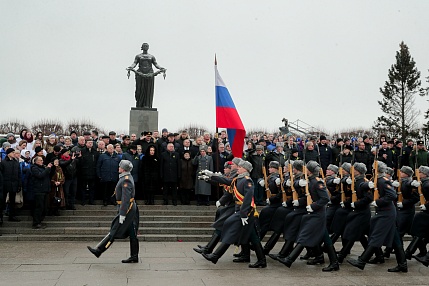 В Санкт-Петербурге на Пискаревском мемориальном кладбище почтили память павших защитников