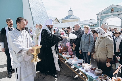 В Великую Субботу Высокопреосвященнейший архипастырь освятил пасхальные яства в храмах Смоленска