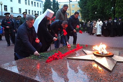 Архипастырь и клирики Смоленской епархии приняли участие в памятно-мемориальной акции «Свеча памяти»