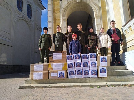 Казачата Архиерейского казачьего конвоя собрали гуманитарную помощь для казаков из батальона Терек