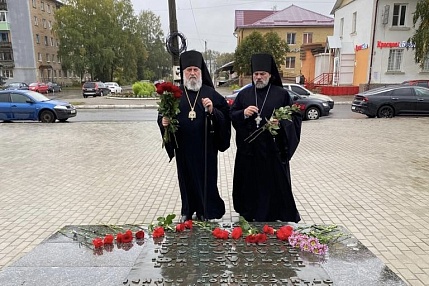 Возложение цветов в День освобождения Смоленщины