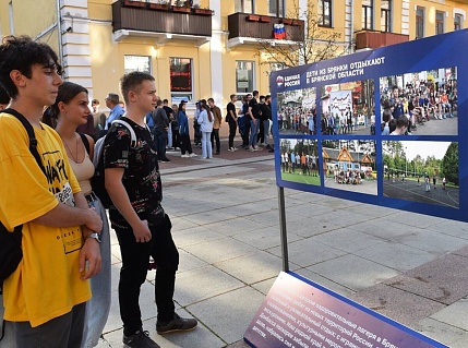 В Брянске на бульваре Гагарина открылась выставка «Одна страна, одна семья, одна Россия!»