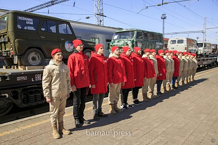 В рамках акции «Автопоезд Победы» 14 автомобилей от Алтайского края отправились в зону СВО