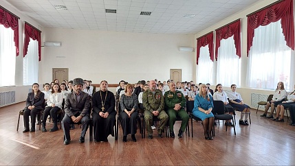 В Черкесске школьники вместе с представителями ВРНС почтили память павших в Сталинградской битве