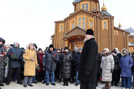 В Анадыре на территории Свято-Троицкого храма прошел траурный митинг в память о жертвах теракта в Подмосковье