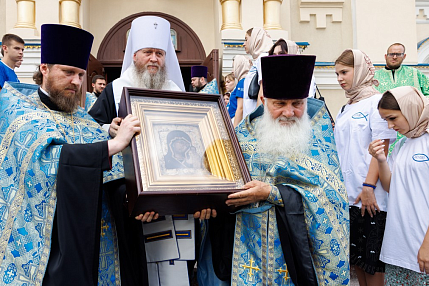 Казанскую икону Божией Матери проводили из Луганска в дальнейший путь
