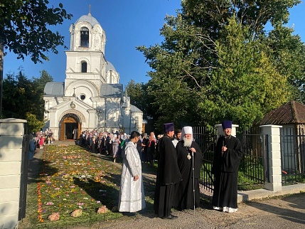 Казанская икона Богородицы принесена в церковь Спаса-Преображения села Бронница Новгородской области