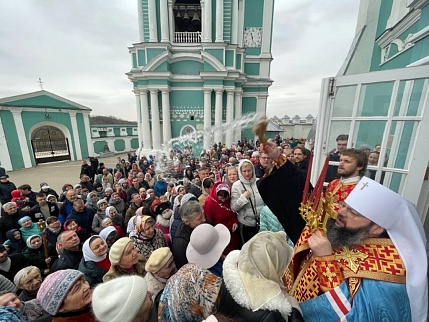 Божественная литургия в праздник Светлого Христова Воскресения в Свято-Успенском кафедральном соборе