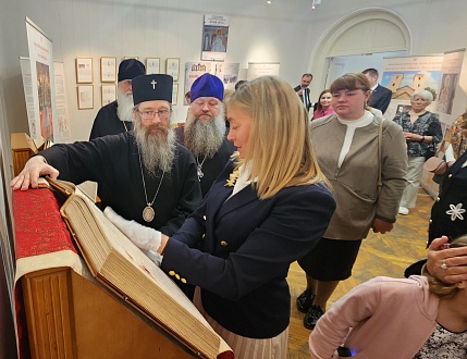 Принесение факсимильного издания Мирославова Евангелия в Томск