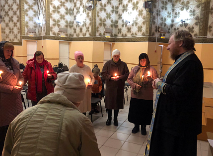 В Рославльской епархии священник встретился с беженцами в пункте временного размещения