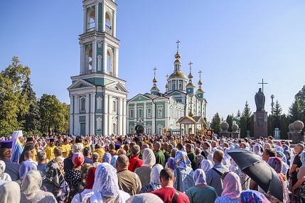 На Соборной площади Тамбова торжественно встретили чудотворную Казанскую икону Божией Матери